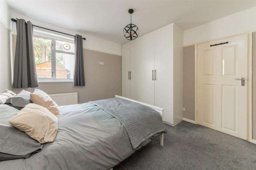 Vibrant & Stylish Mill Hill East Pad Apartment Хендън Екстериор снимка
