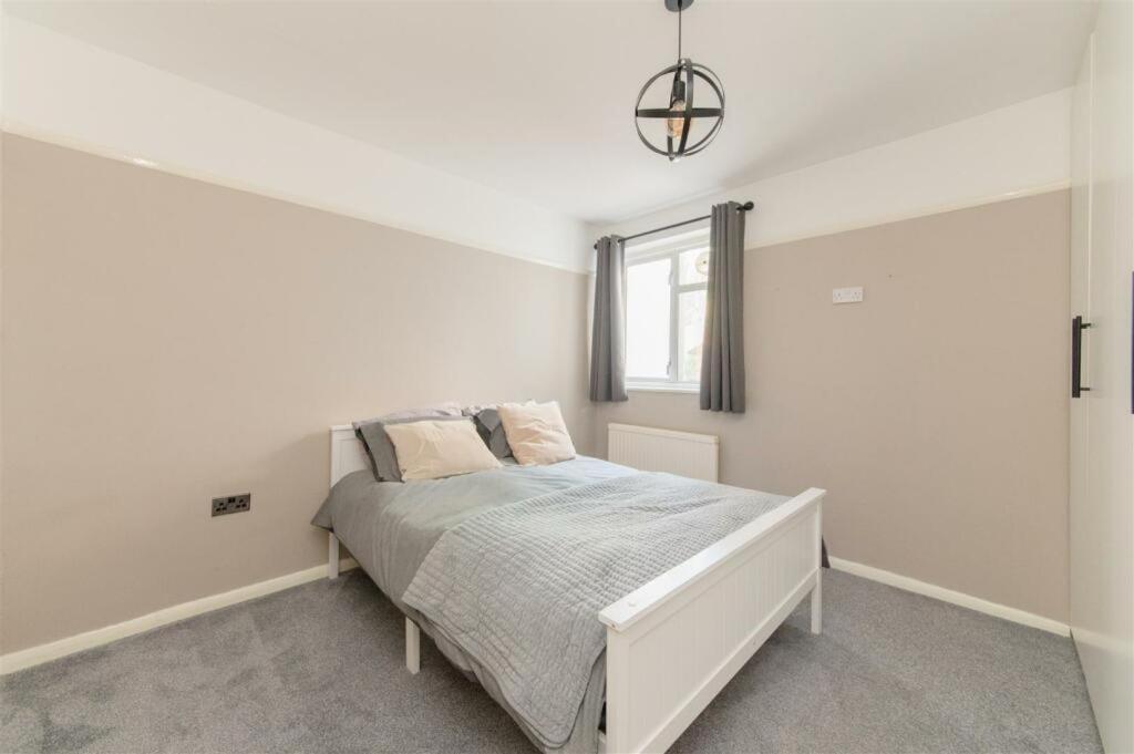 Vibrant & Stylish Mill Hill East Pad Apartment Хендън Екстериор снимка